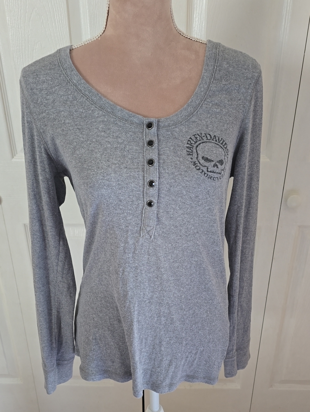 Womens XL Harley-Davidson Gray Ribbed Long-Sleeve Henley with Skull Logo